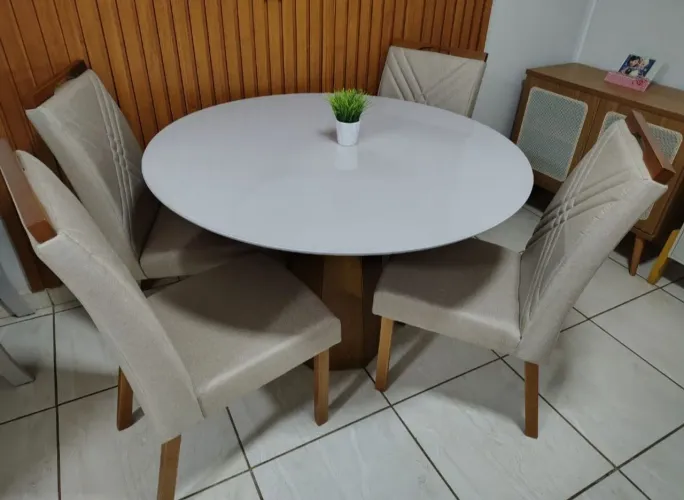 Mesa de jantar redonda 120x120 Redonda com 4 Cadeiras