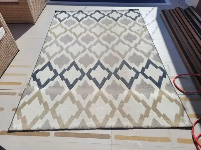 Tapete Geométrico Bege e Cinza - 1,80 x 2,40 m - Pouco Uso