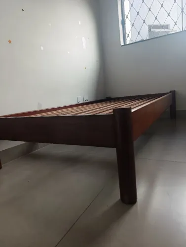 Cama de madeira solteiro 