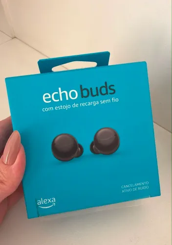 Echo buds com recarga sem fio.