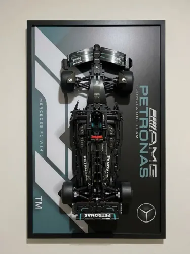 Carrinho Decorativo + Quadro Mercedes-AMG Fórmula 1 - Modelo de Coleção