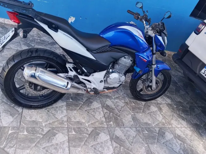 CB 300R capitão América