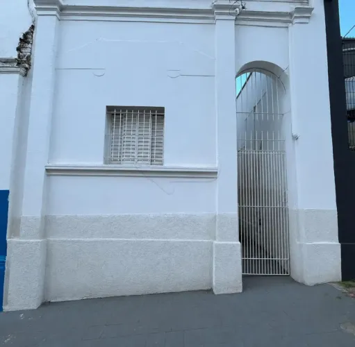 Casa residencial com 02 quartos no Centro.