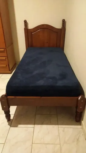 Vendo cama solteiro em madeira