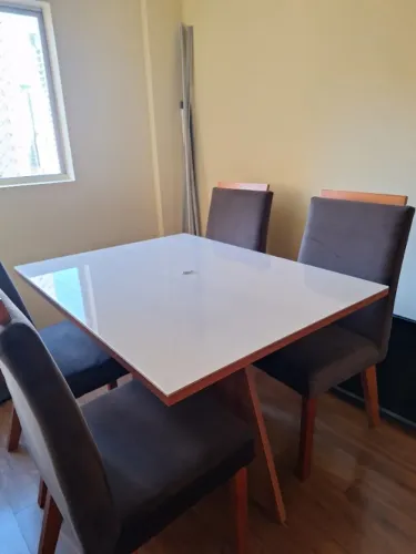 Vendo conjunto de mesa de jantar.