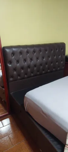 Cabeceira de cama de casal acolchoada em ótimo estado