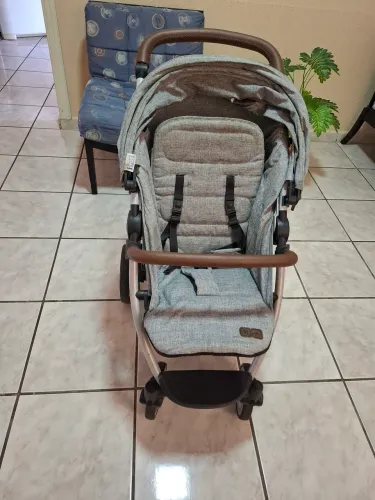 Carrinho de bebê grande e confortável