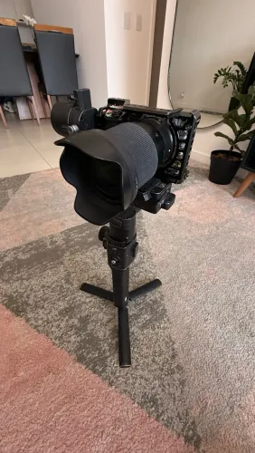 Sony a6300 + Lente Sigma 1.4 16mm + Cage Smallrig + Gimbal Dji Ronin S