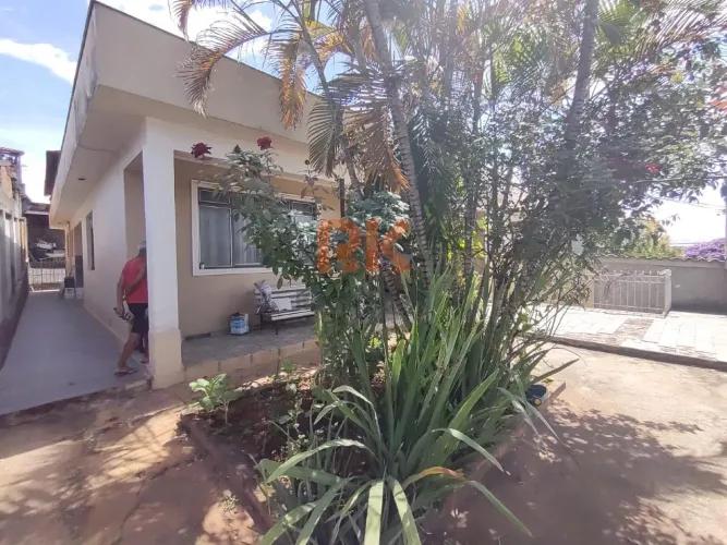 Casa Comercial em Santa Mônica (BH)  360m² de terreno, 160m² internos, piscina e espaço go