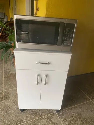 Móvel de consinha pra microondas.