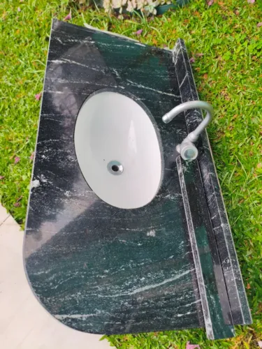 Lavatório de granito verde,com pia oval branca,com torneira instalada(