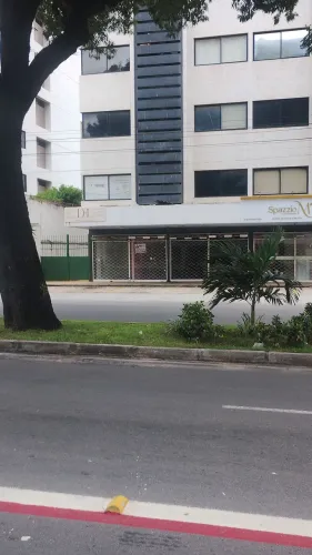 Loja frente rua em galeria comercial área nobre