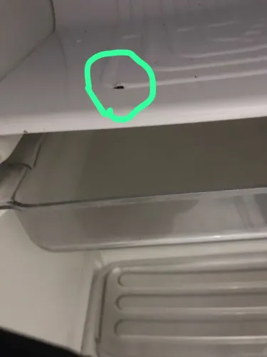 Frigobar todo perfeito tem que botar o gás furou e vazou gás 