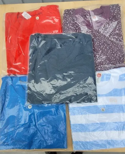 Estoque de camisetas e moletons (522 peças de Roupa)