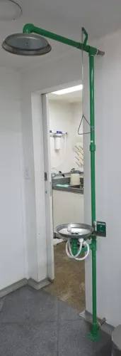 Chuveiro de emergência e lava olhos - laboratório e indústrias