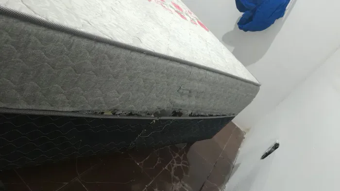 Vende-se cama box de casal (sem mola e sem almofada)