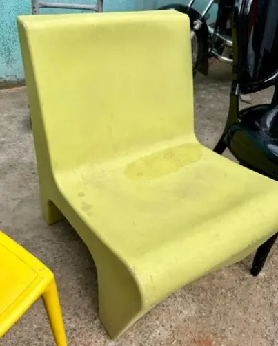 Cadeira em plástico moldado - cor verde