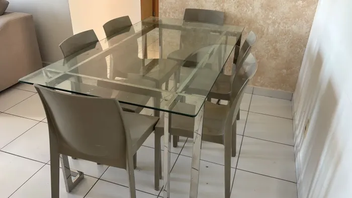 Mesa com base inox/ Tampo vidro com 6 cadeiras. Comprado na Dinâmica 