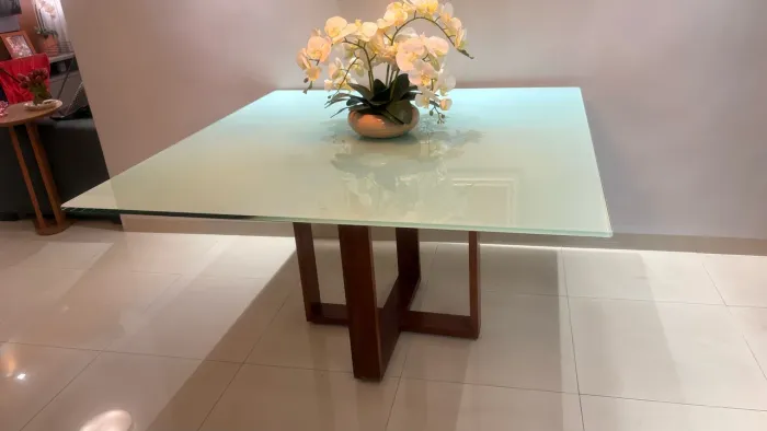 Vende-se mesa de jantar 1,40x1,40, vidro 25 mm e a base de madeira.