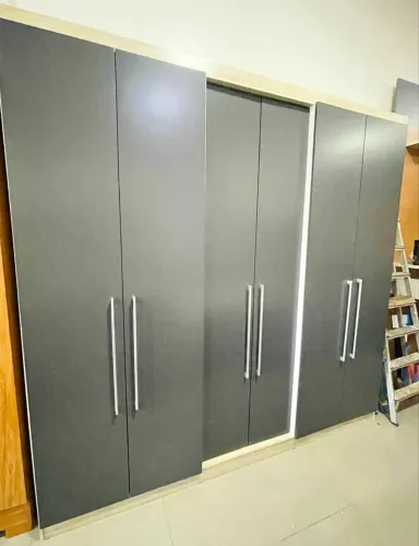 Guarda roupa novo 6 portas de abrir com ótimo espaço interno.