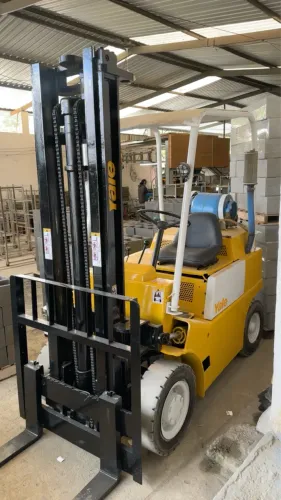 Vende-se empilhadeira 2,5 toneladas