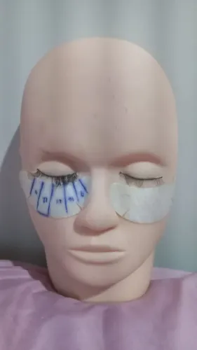 Boneco de treino para cílios