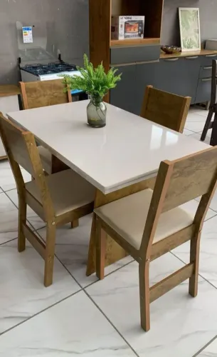Mesa de jantar com 4 cadeiras