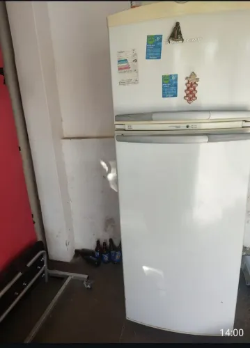Vendo geladeira (Precisa por Gaz)