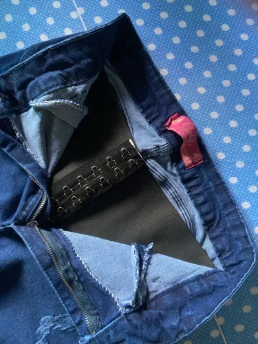 Calça  feminina jeans com Laycra e Cinta 