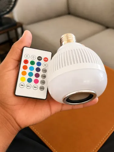 Lâmpada com alto falante e RGB 