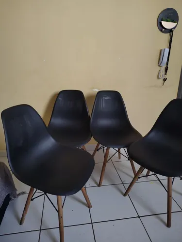 *Vendo Cadeiras Charles Eames* <br>?Conjunto de 4 cadeiras 200$<br>Obs: Não as vendo separas.