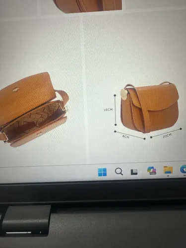 Bolsa nova em couro caramelo com detalhe em metal