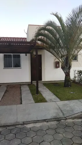 Aluga-se casa mobiliada com 2 quartos em condomínio fechado 