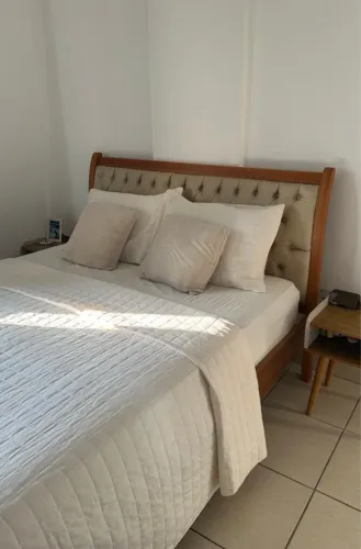 Vendo Cama de madeira maciça