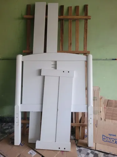 Conjunto de cama de solteiro com colchão, mesinha de cabeceira e escrivaninha