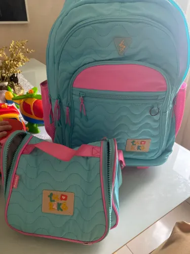 Bolsa escolar com lancheira e estojo com sinais de uso