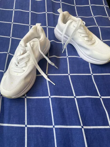 Tennis Branco numero 35 .Comprado na Primark Espanha , não serviu