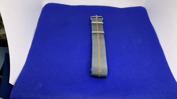 Pulseira Unisex Nato Otan Elastica na Cor Cinza Claro com uma Lista Laranja 22mm