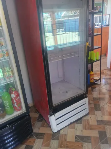 Geladeira expositora (leia o anúncio)
