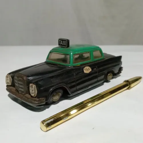Brinquedo antigo de lata