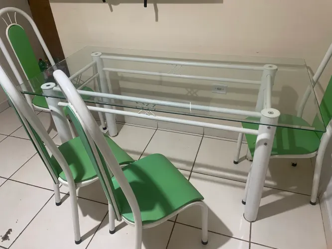 VENDO MESA DE VIDRO COM 4 cadeiras