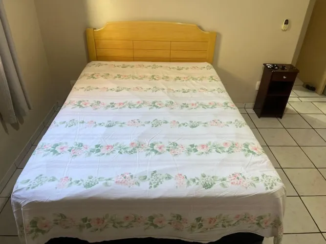 Vendo cama casal box com colchão de molas