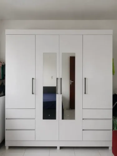 Guarda roupa de casal 6 gavetas, 2 portas, espelho. Em ótimo estado