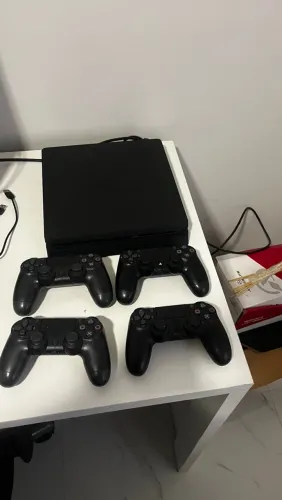 Ps4 slim 1tb, 4 controles 