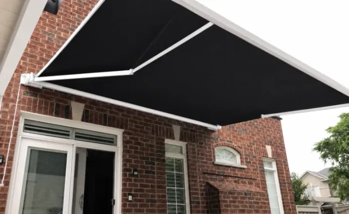 Toldo de braços retráteis com caixa acoplada motorizado