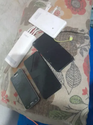 Telefones quebrados e carregadores portátil à venda