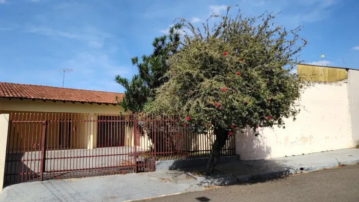 Casa para locação com 3 quartos no bairro Jardim Champagnat, Zona Oeste de Londrina