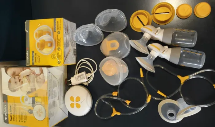 Extrator elétrico duplo Medela Swing Maxi mais acessórios para mãos livres. 