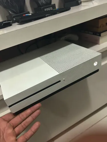 Xbox One S 1TB, 2 controles + 17 jogos perfeito!! 