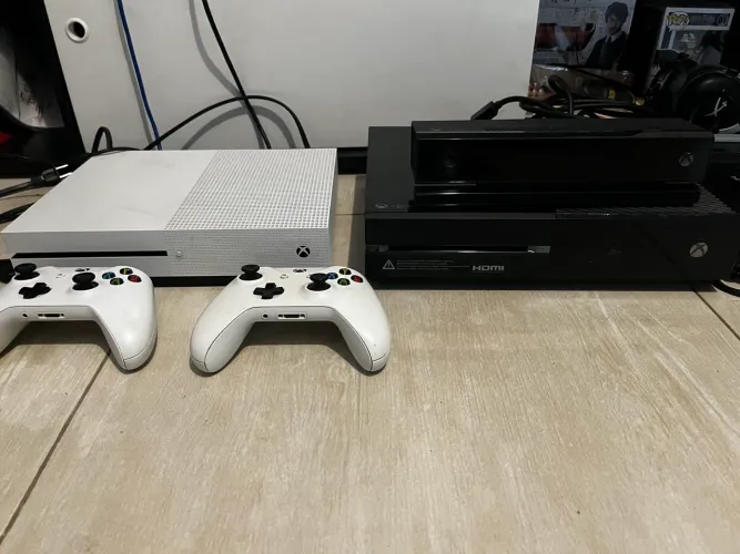 VENDO 2 XBOX ONE , branco totalmente funcional e o preto falta a fonte original.